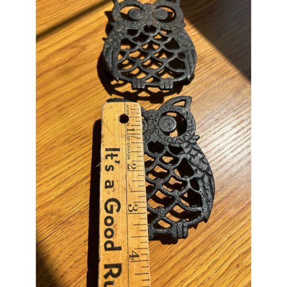 Vintage cast iron owl kitchen trivets - one is missing feet - Picture 2 of 3